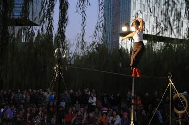 La Corcoles pasea ‘Gris’,  un montaje de danza-circo, gesto y poesía visual