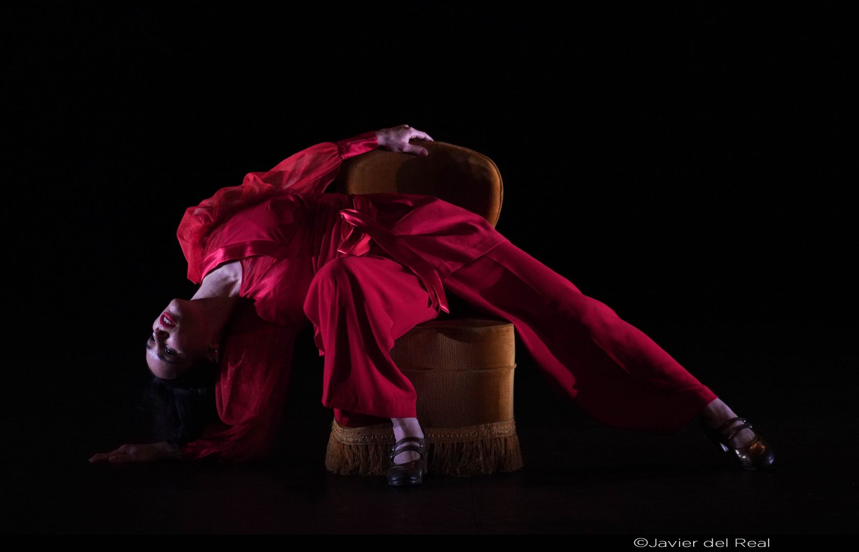 Mujer de Rojo sobre fondo Gris 