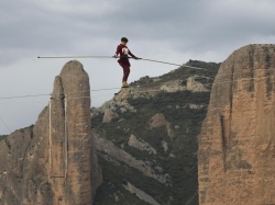 funambulistas-en-el-campin-de-murillo-de-gallego-con-los-mallos-de-riglos-de-fondo-14.jpeg