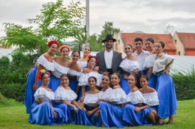 Jóvenes bailarines/as en el Encuentro Con Los Maestros. 