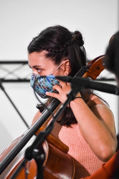 Isabel Anaya, músico chelista profesional, miembro del grupo de músicos en el Encuentro Con Los Maestros 