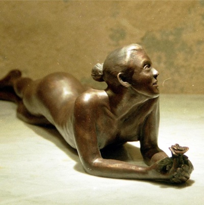 Módelo de la escultura en bronce, mujer con rosa.