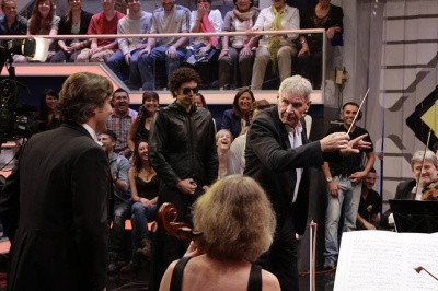 Harrison Ford dirige la Film Symphony Orchestra en El Hormiguero